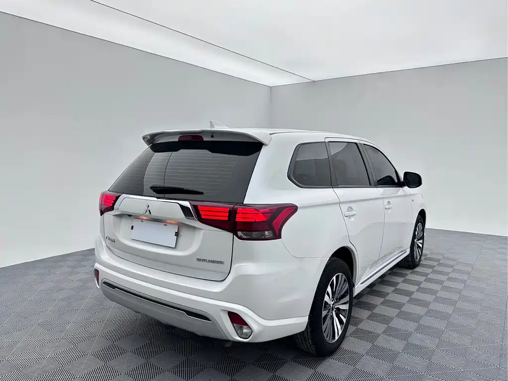 Mitsubishi Outlander — миниатюра 6