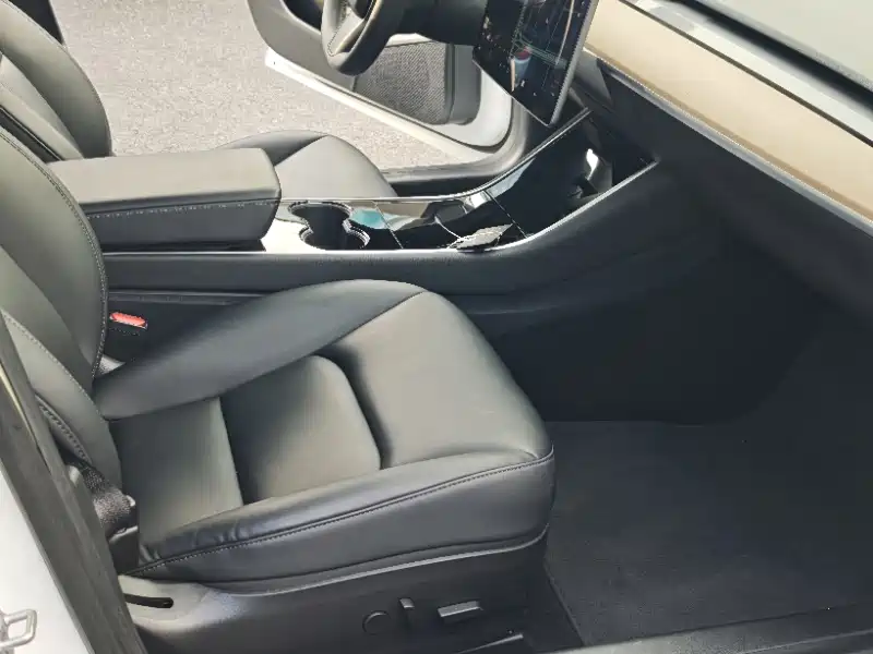 Tesla Model 3 — миниатюра 7
