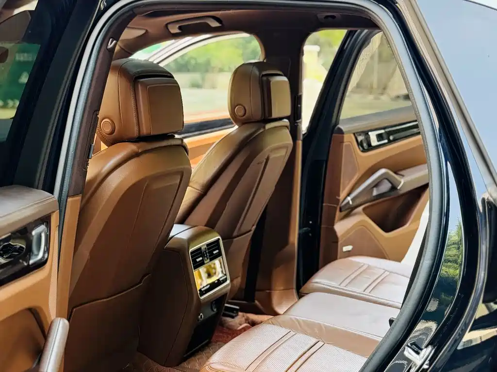 Porsche Cayenne — миниатюра 7
