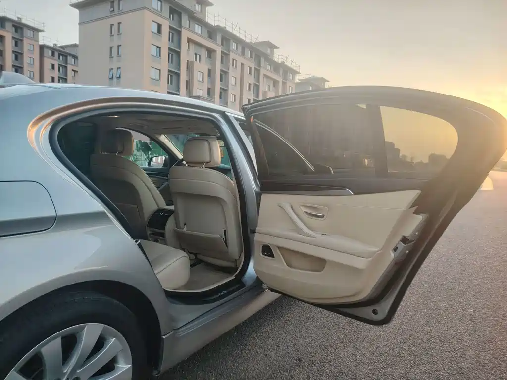 BMW 5 Series — миниатюра 12