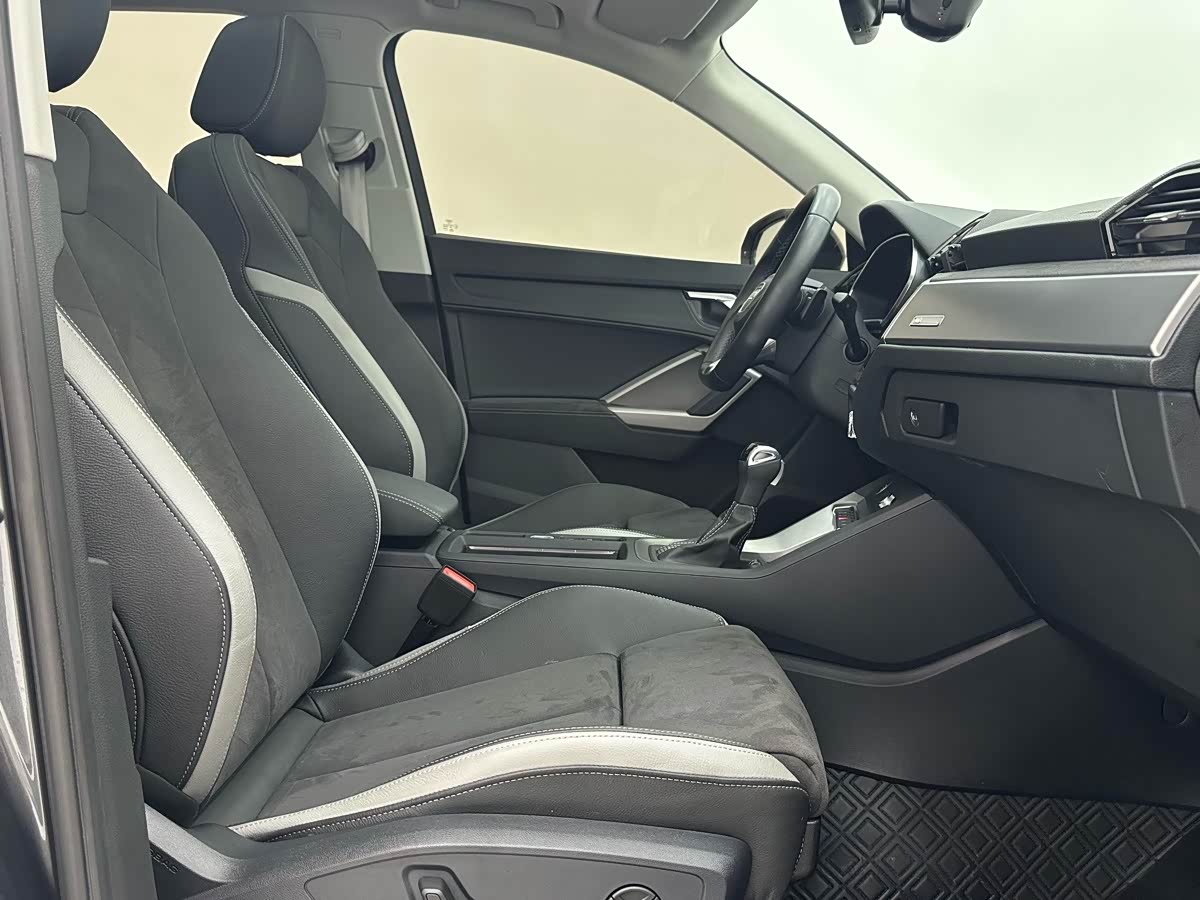 Audi Q3 1.4 л 2022 г. Серебристо-серый, пробег 10000 км