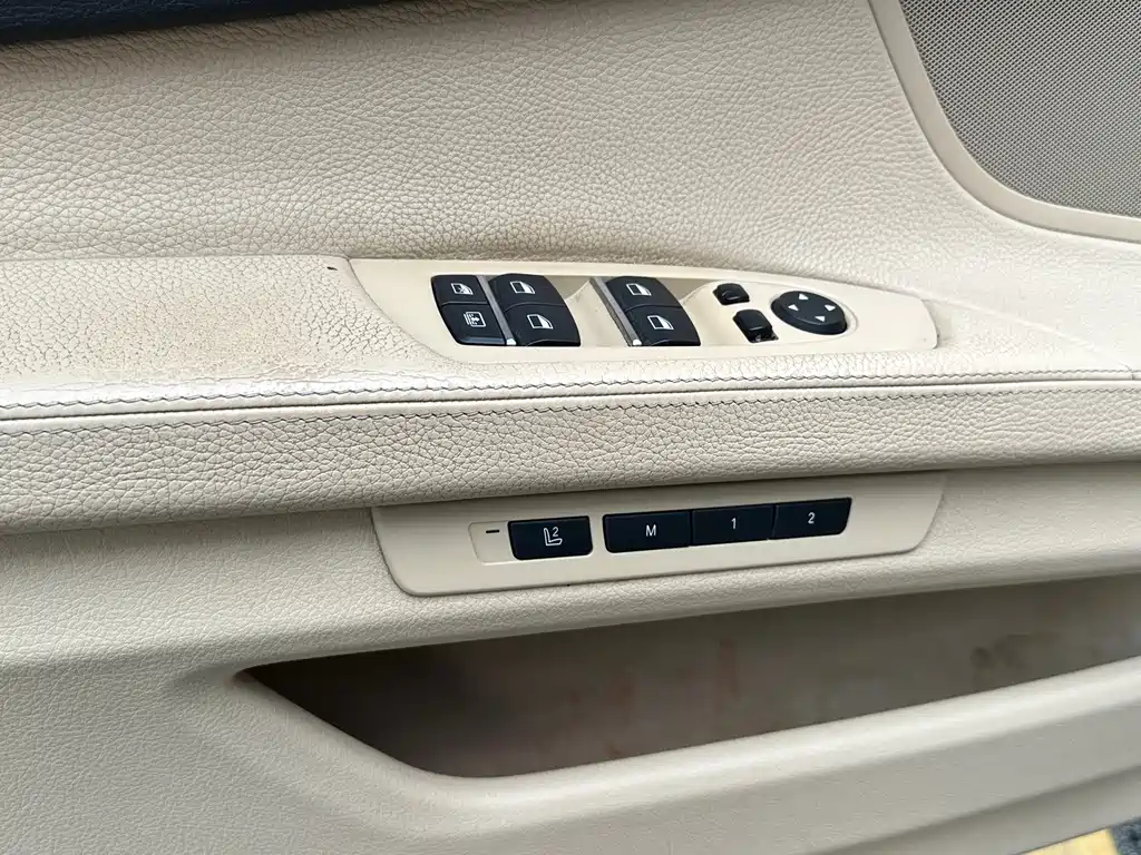 BMW 7 Series — миниатюра 12