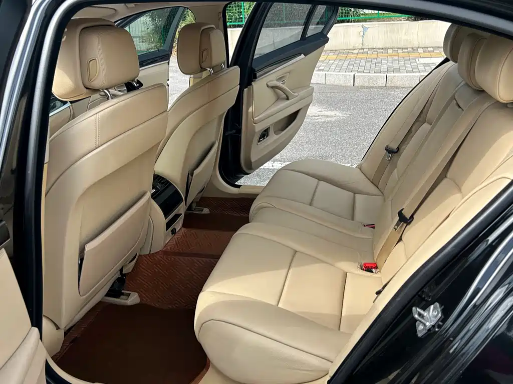 BMW 5 Series — миниатюра 8
