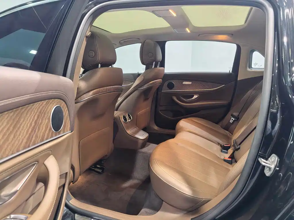 Mercedes-Benz E-Class — миниатюра 6