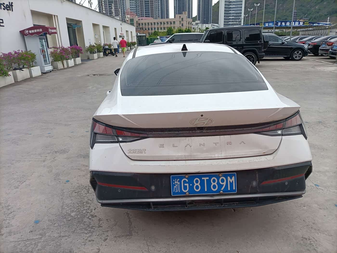 Hyundai Elantra 1.5 л 2023 г. Белый, пробег 40000 км