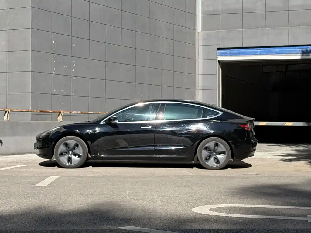 Tesla Model 3 — миниатюра 7