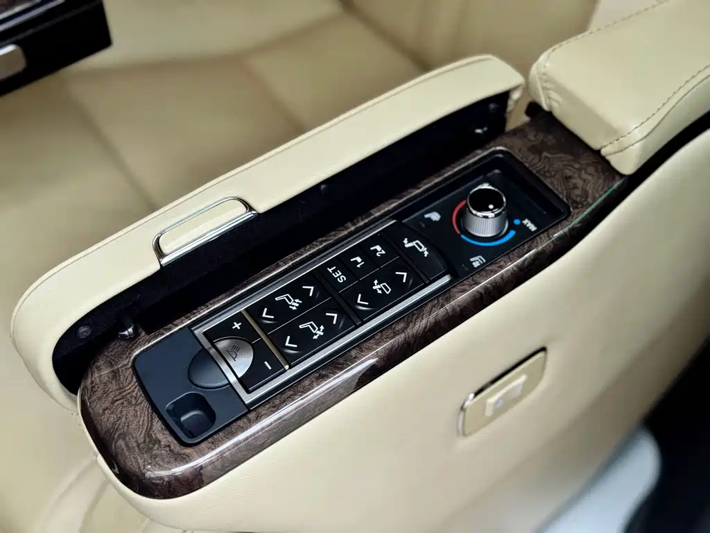 Toyota Alphard — миниатюра 18