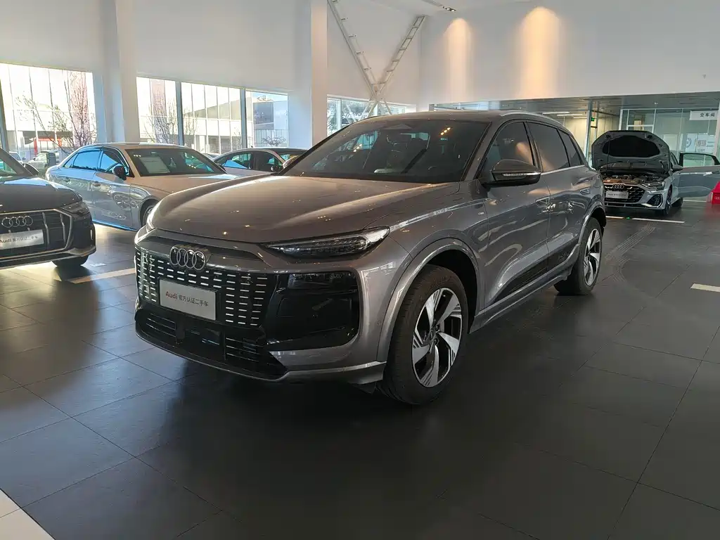 AUDI Q6L E TRON