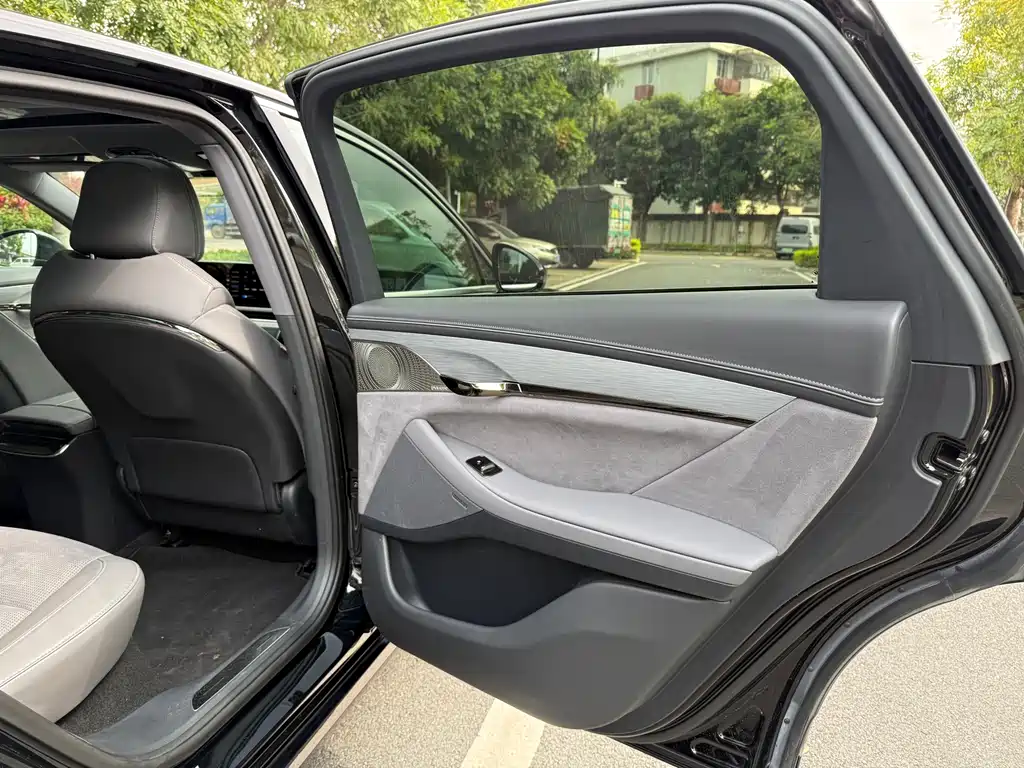 VOYAH LANTU CHASING LIGHT