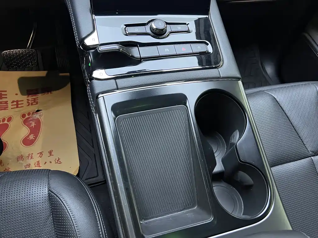 NIO ES8 2020 580KM мест