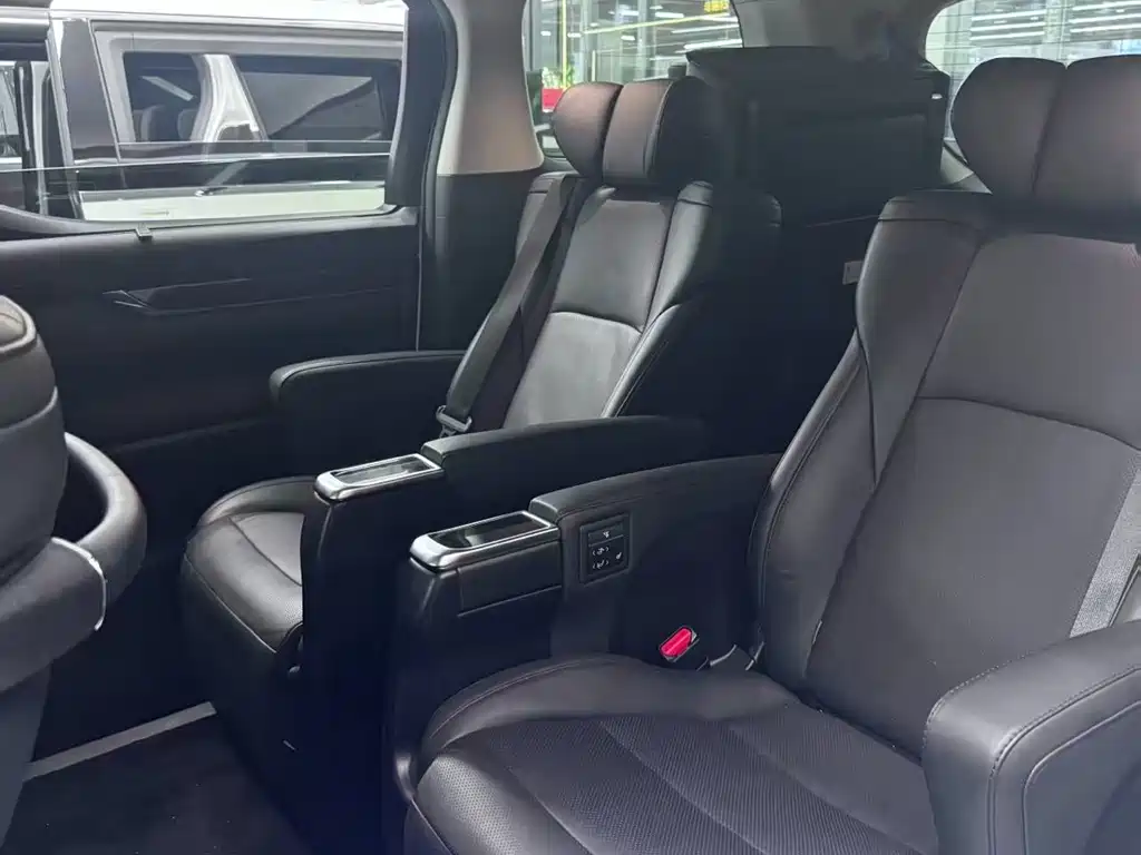 Toyota Vellfire — миниатюра 2