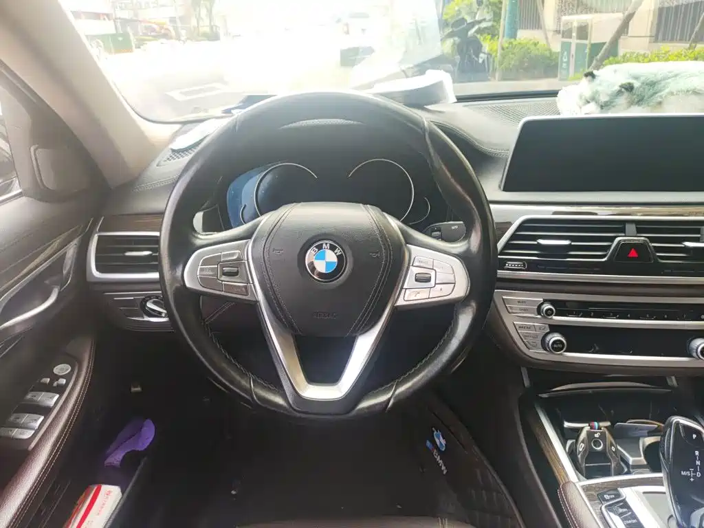 BMW 7 Series — миниатюра 11