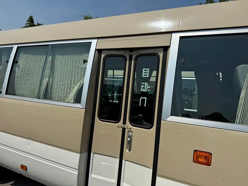 Toyota Coaster — миниатюра 3