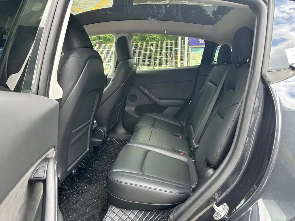 Tesla Model Y — миниатюра 5