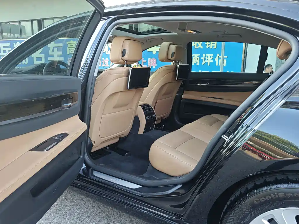 BMW 7 Series — миниатюра 12