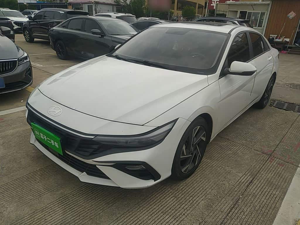 Hyundai Elantra 1.5 л 2024 г. Белый, пробег 32700 км