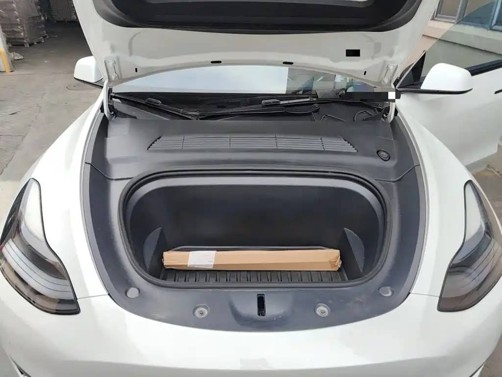 Tesla Model Y — миниатюра 11