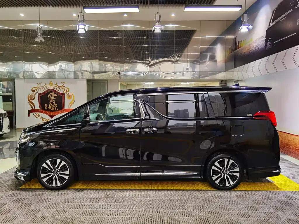 Toyota Alphard — миниатюра 3