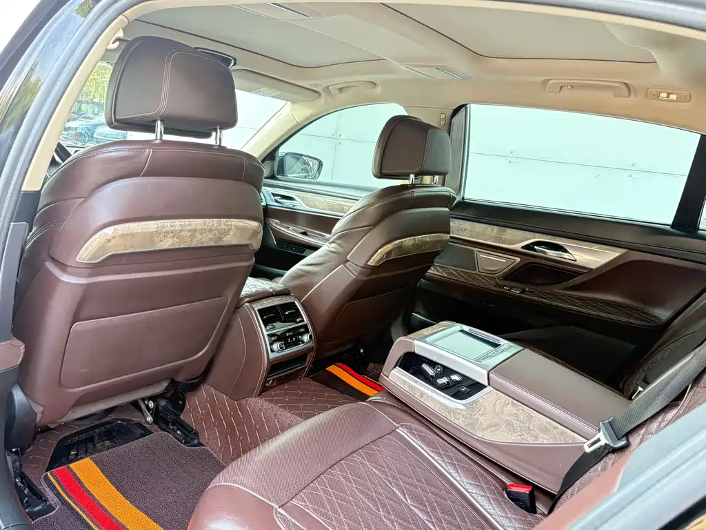 BMW 7 Series — миниатюра 7
