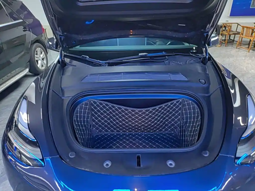 Tesla Model Y — миниатюра 20