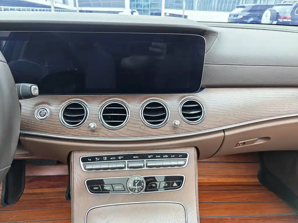 Mercedes-Benz E-Class — миниатюра 8