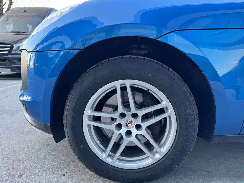 PORSCHE MACAN