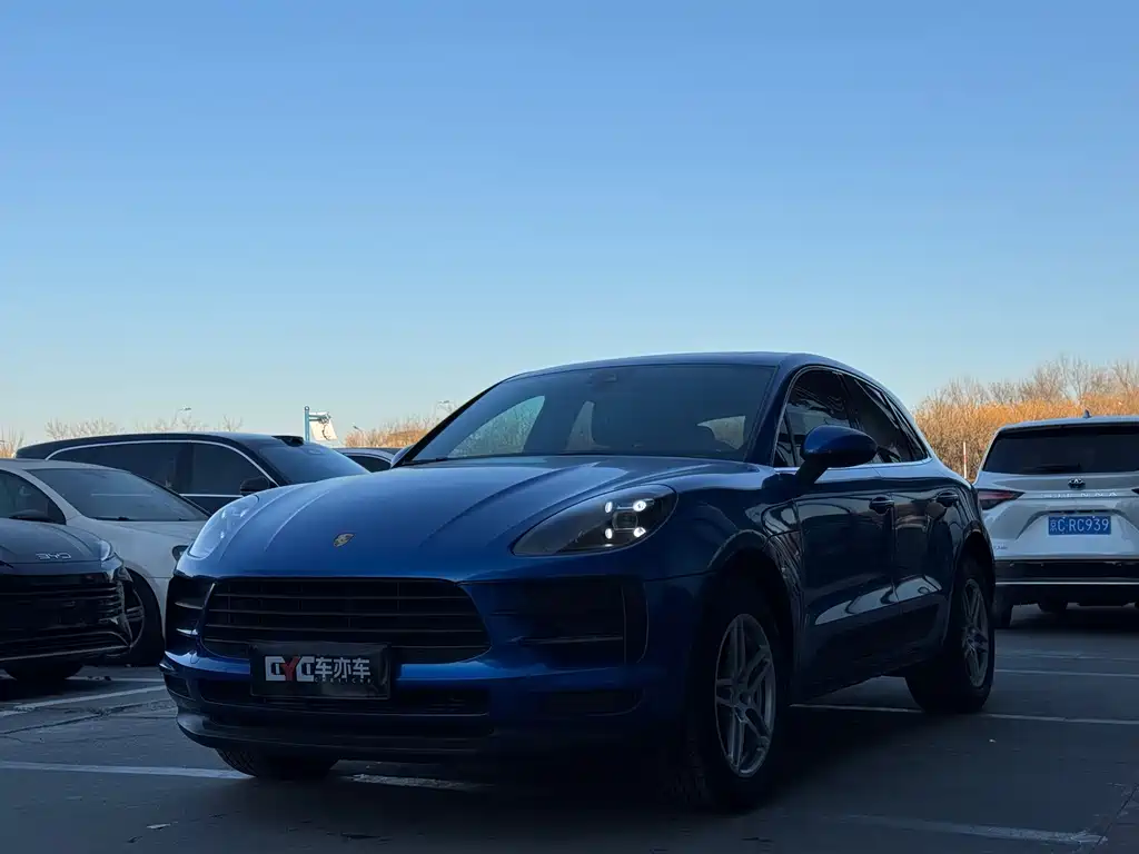 PORSCHE MACAN