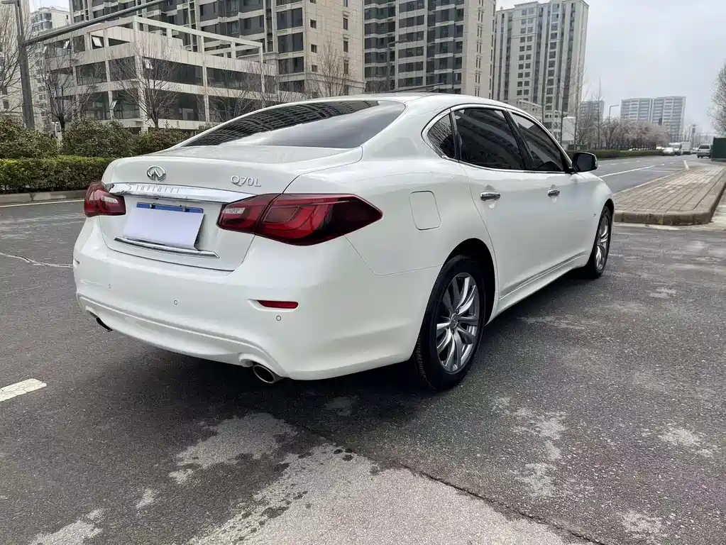 INFINITI Q70