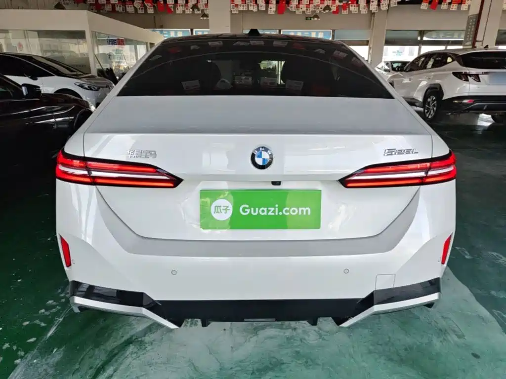 BMW 5 Series — миниатюра 6
