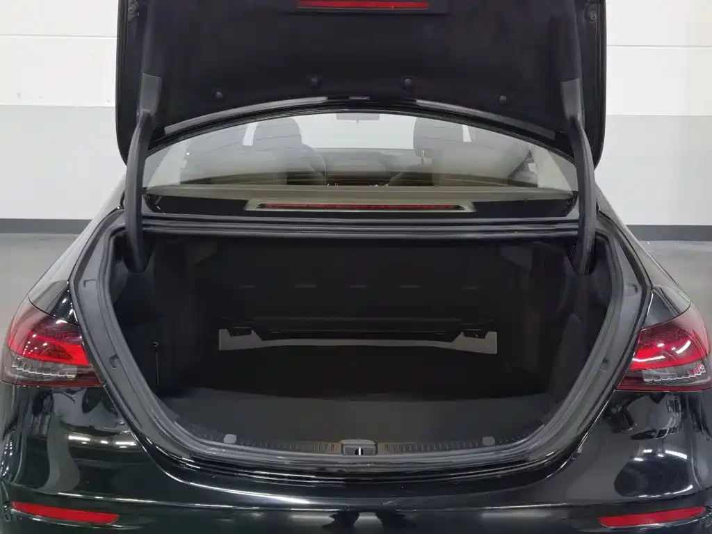 Mercedes-Benz E-Class — миниатюра 16