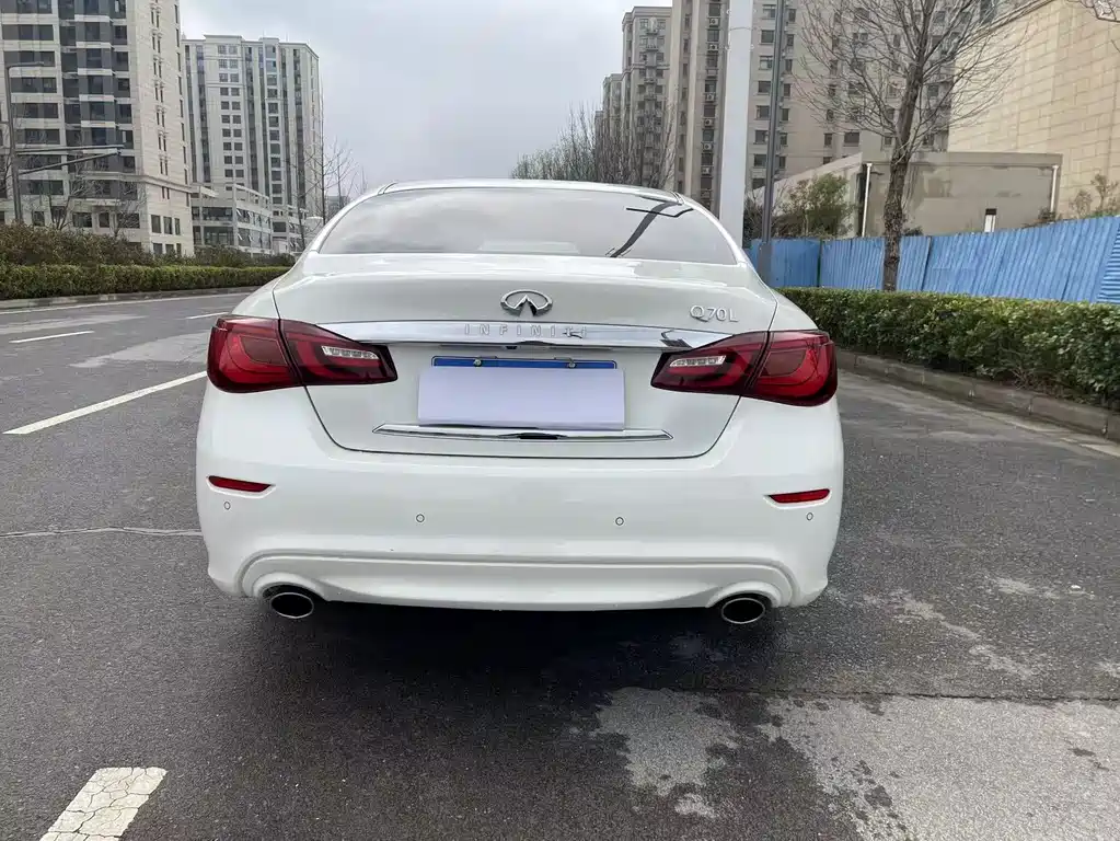 INFINITI Q70