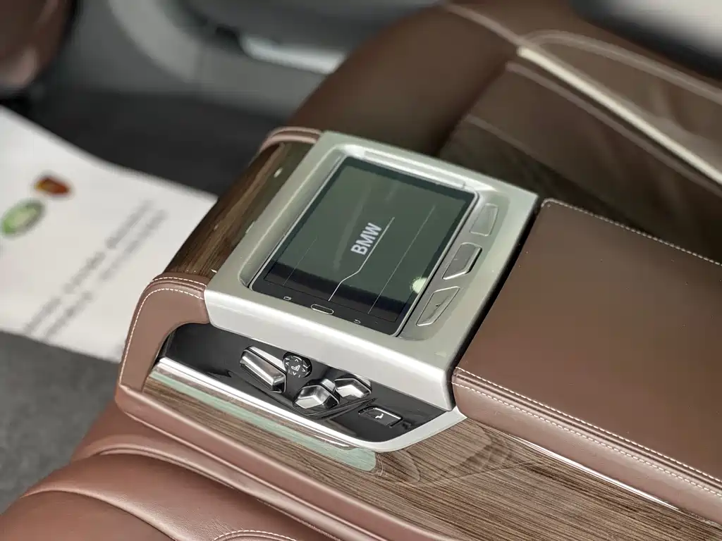 BMW 7 Series — миниатюра 14