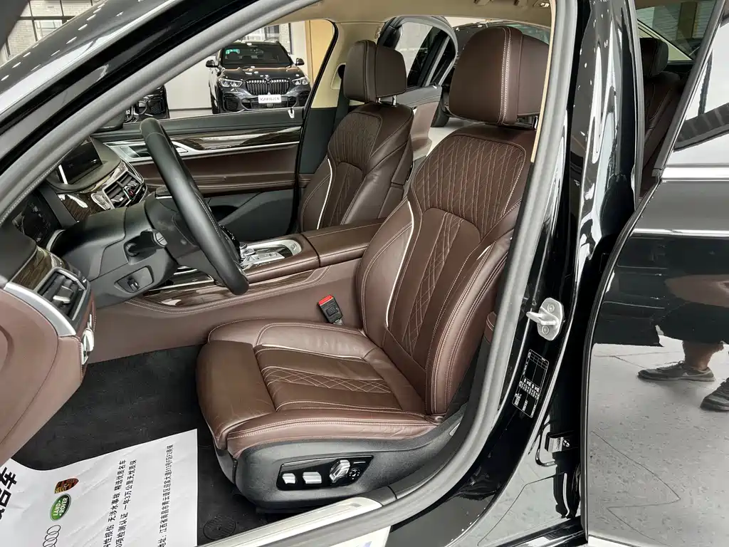 BMW 7 Series — миниатюра 8