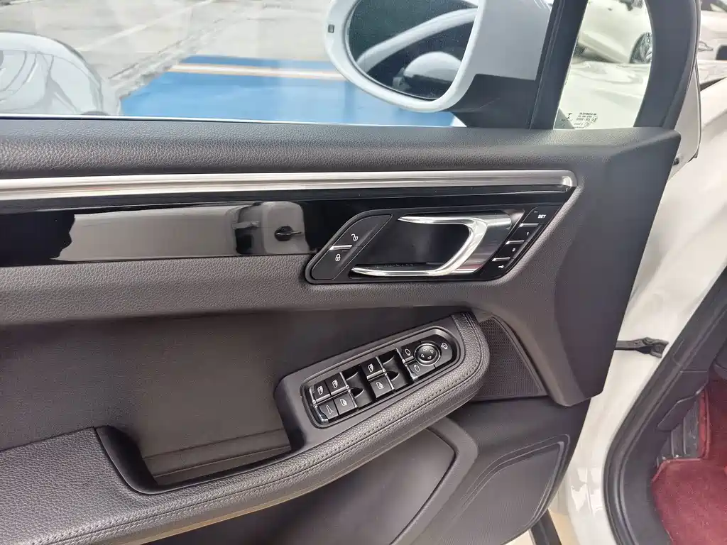 Porsche Macan — миниатюра 10