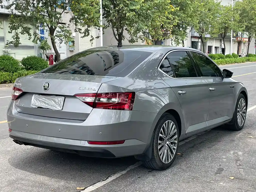 Skoda Superb — миниатюра 6