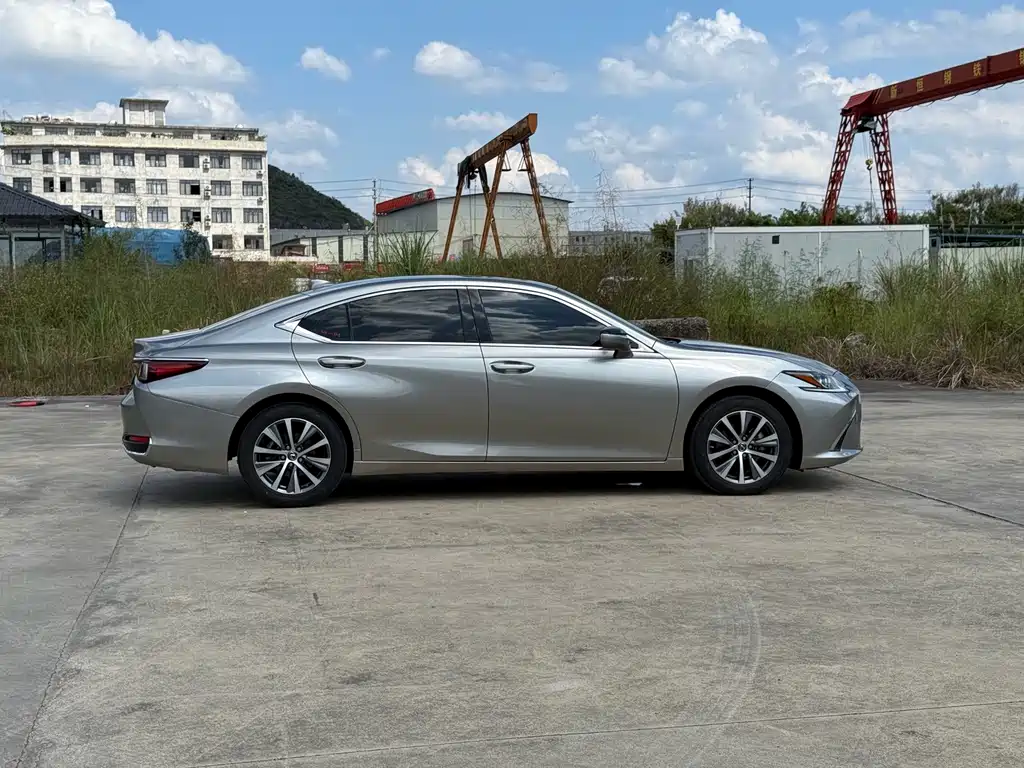 Lexus ES — миниатюра 10