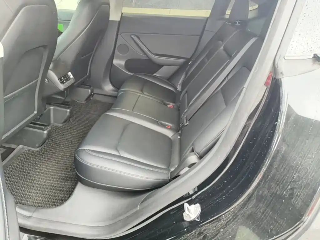 Tesla Model Y — миниатюра 17