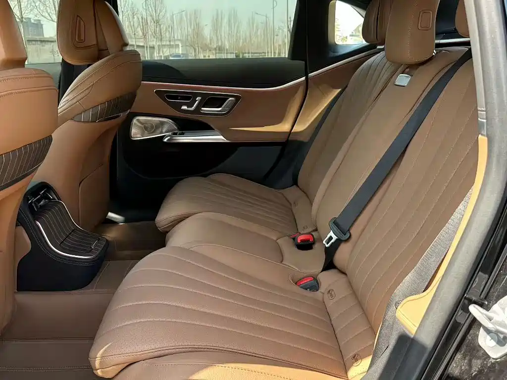Mercedes-Benz E-Class — миниатюра 8