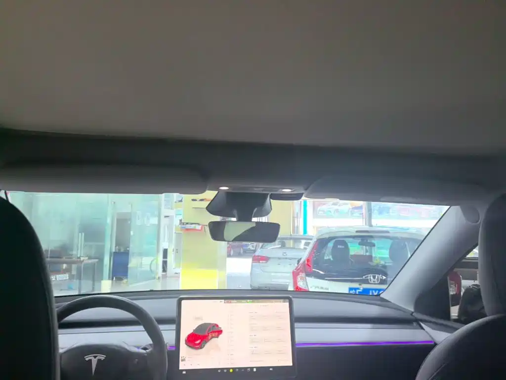 Tesla Model Y — миниатюра 18