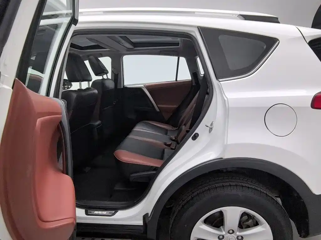 Toyota RAV4 — миниатюра 15