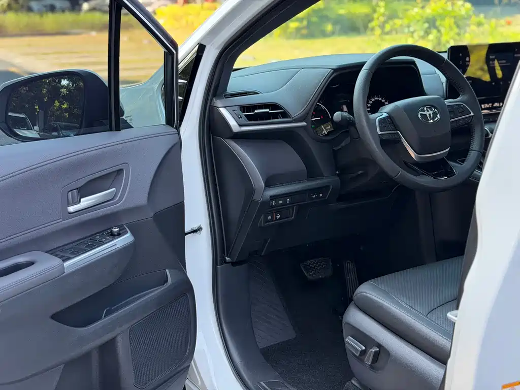 Toyota Sienna — миниатюра 10