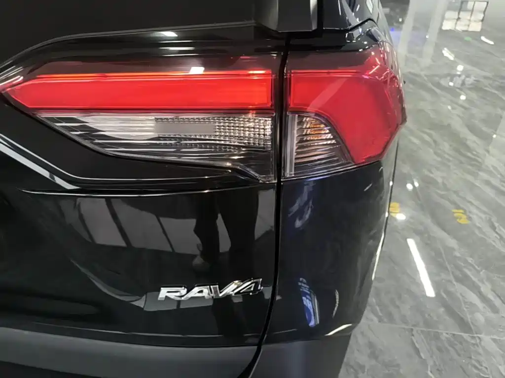 Toyota RAV4 — миниатюра 8