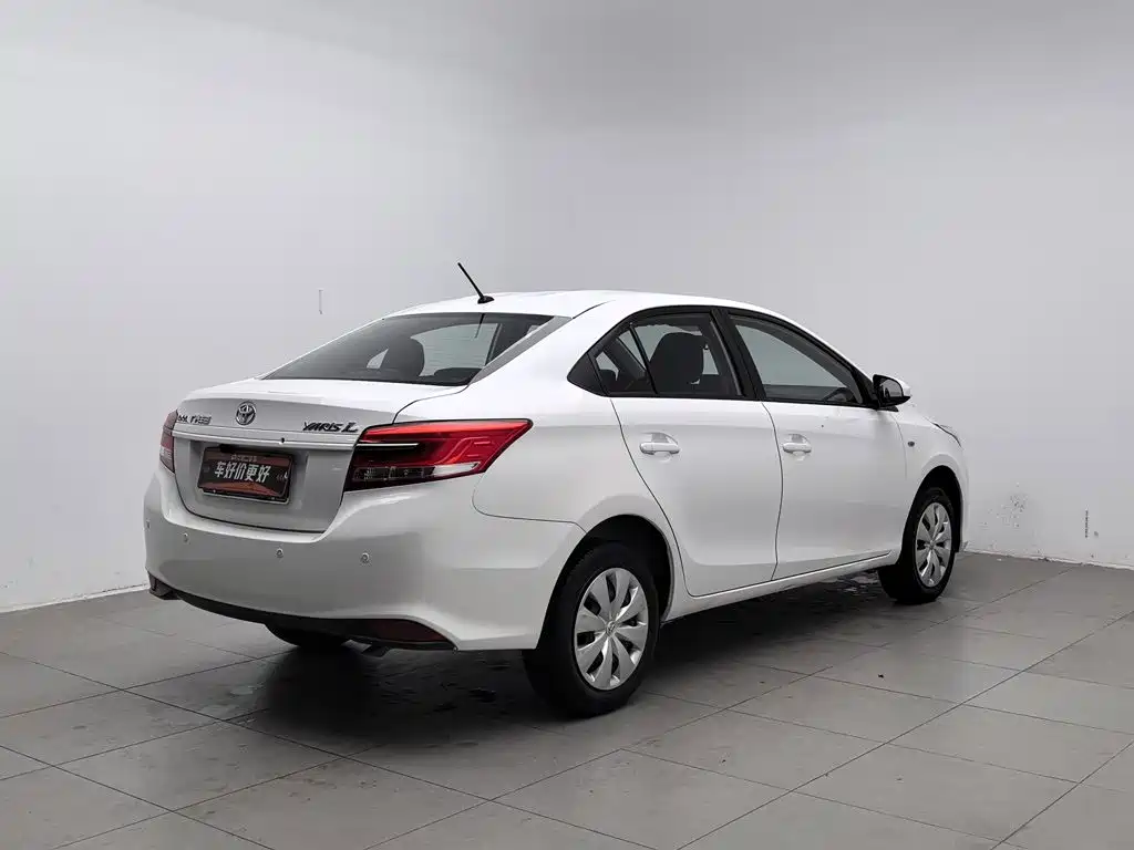 Toyota Yaris L — миниатюра 2