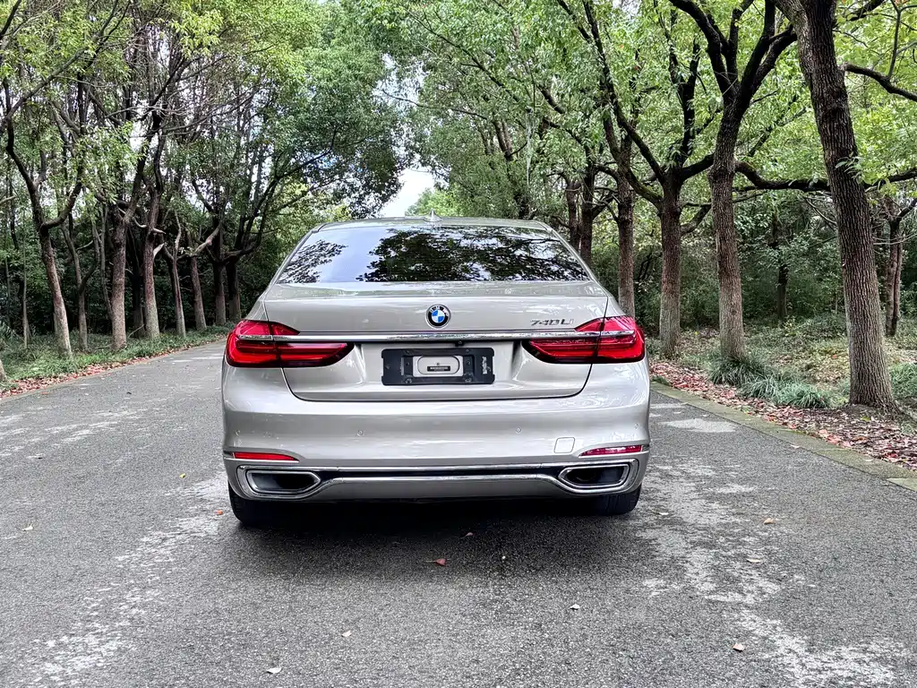 BMW 7 Series — миниатюра 9