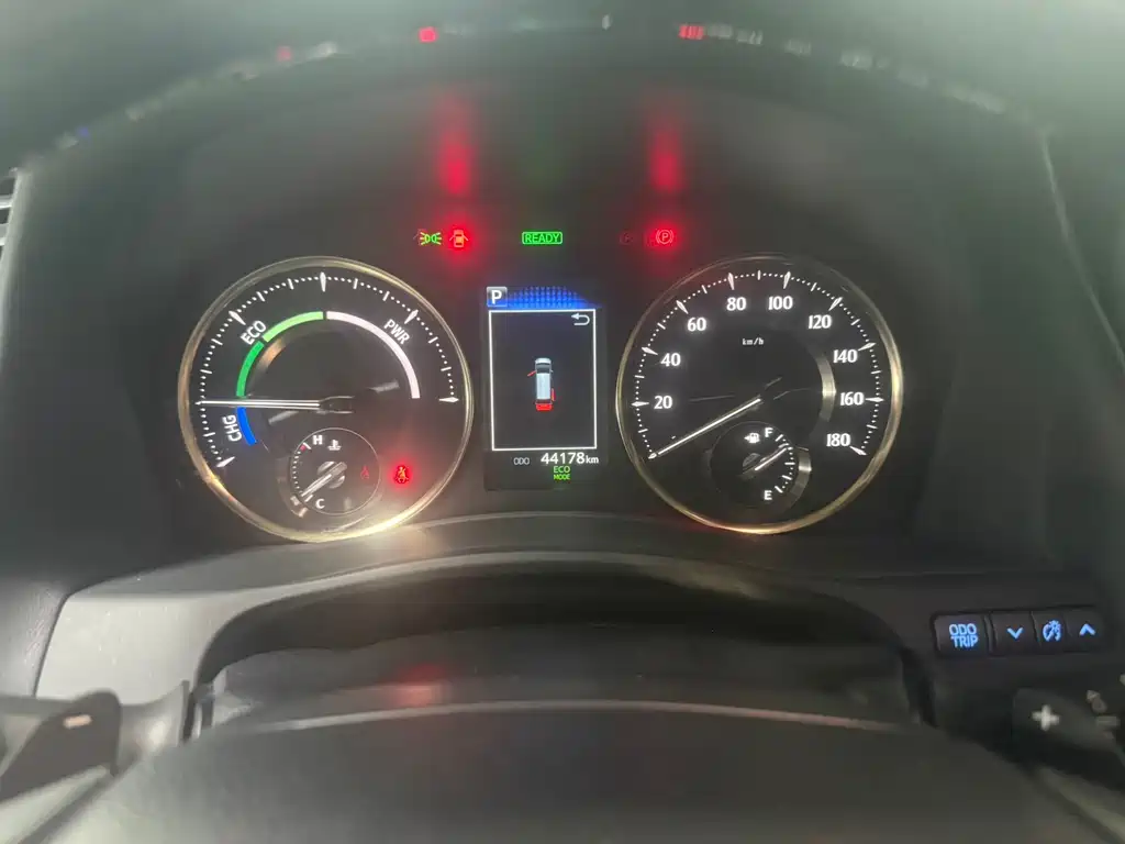 Toyota Alphard — миниатюра 5