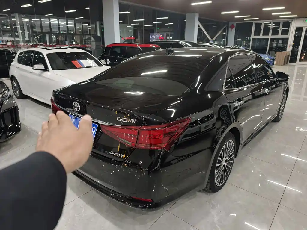 Toyota Crown — миниатюра 9
