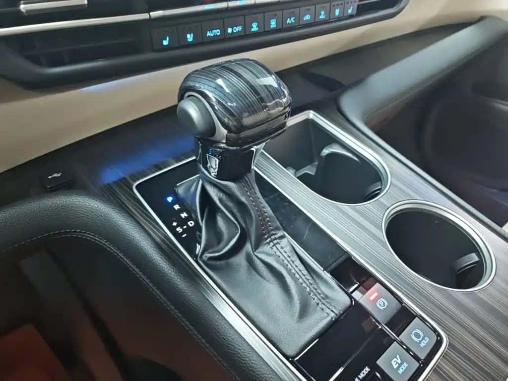 Toyota Granvia — миниатюра 14