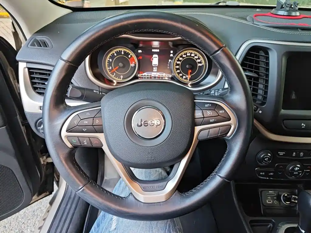Jeep Cherokee — миниатюра 6