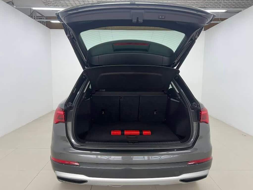 Audi Q3 1.4 л 2022 г. Серебристо-серый, пробег 6000 км