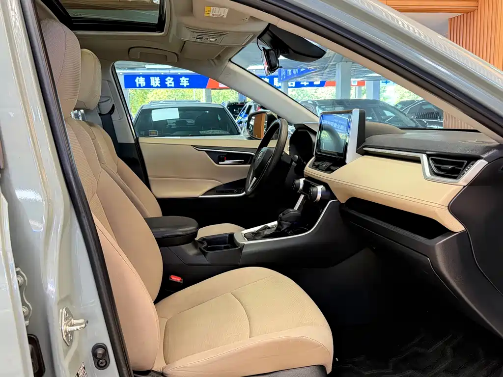 Toyota RAV4 — миниатюра 10